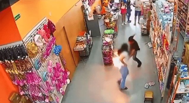 手机突爆炸牛仔裤冒火球致二级烧伤。凯发K8旗舰店APP巴西女逛超市(图4)